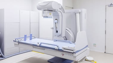 胃透視検査用の撮影台写真